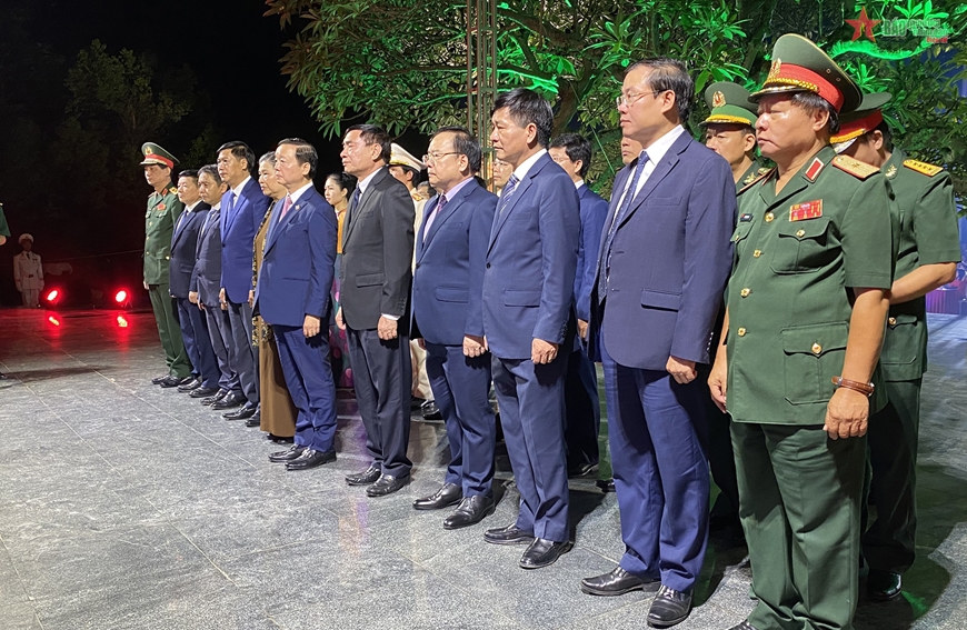 Phó thủ tướng Chính phủ Trần Hồng Hà và các đại biểu thắp hương tri ân tại Nghĩa trang Liệt sĩ quốc gia A1. 