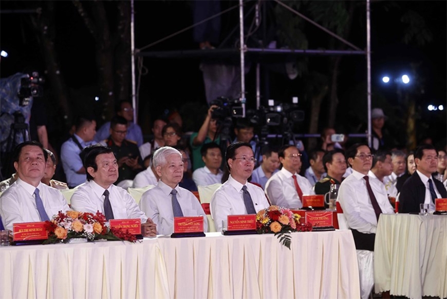Chủ tịch nước Võ Văn Thưởng cùng các đồng chí lãnh đạo, nguyên lãnh đạo Đảng, Nhà nước và các đại biểu dự chương trình tại đầu cầu Nghĩa trang Hàng Dương. Ảnh: TTXVN 