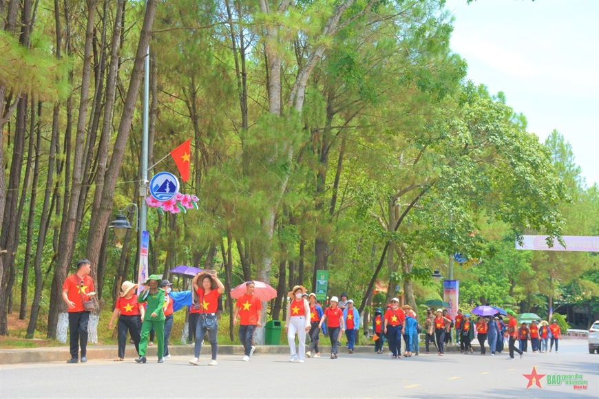 Hàng ngàn người dân về thăm Ngã ba Đồng Lộc. 