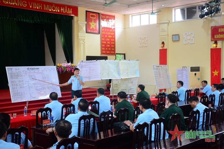 Thiếu tướng Nguyễn Phụng Tuấn báo cáo kế hoạch bay.