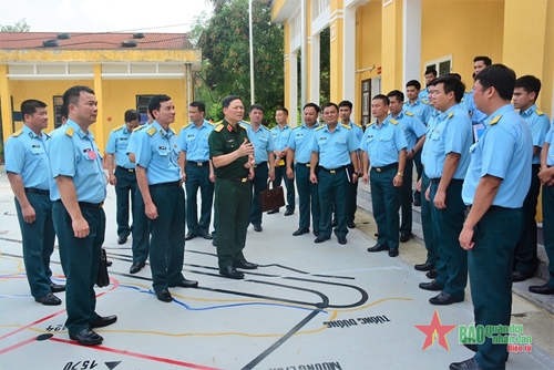 Thiếu tướng Phạm Trường Sơn kiểm tra công tác chuẩn bị diễn tập bắn, ném bom, đạn thật cho lực lượng không quân năm 2023