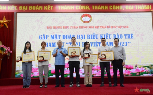 Ủy ban Trung ương Mặt trận Tổ quốc Việt Nam gặp mặt 120 đại biểu kiều bào trẻ dự Trại hè Việt Nam 2023
