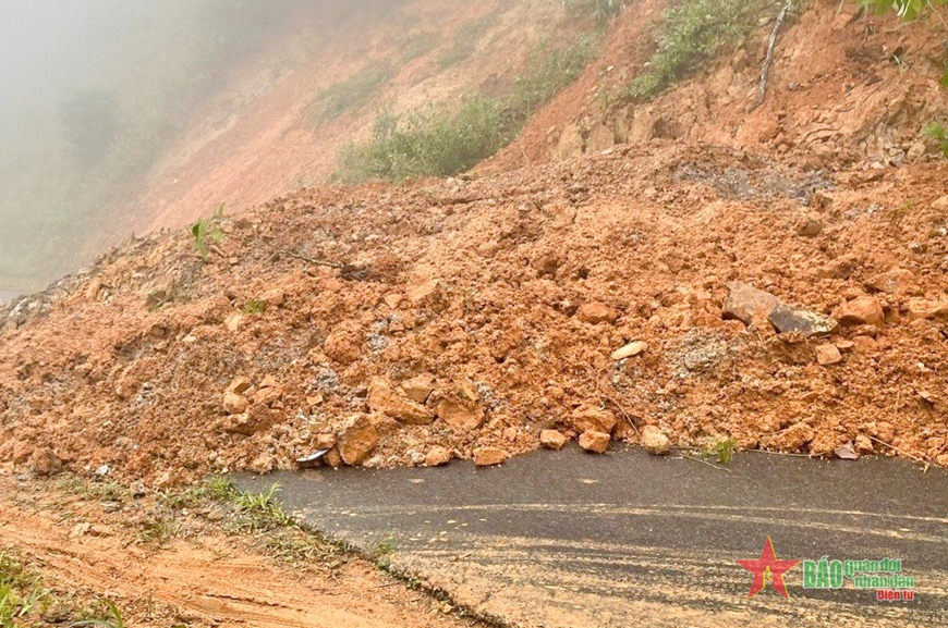 Nhiều tuyến đường trên địa bàn tỉnh Kon Tum bị sạt lở, việc lưu thông của người dân gặp nhiều khó khăn. 