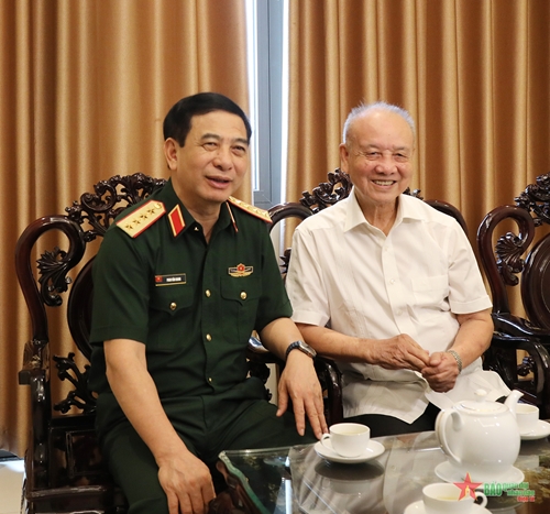 Đại tướng Phan Văn Giang thăm, tặng quà các đồng chí nguyên lãnh đạo Quân đội