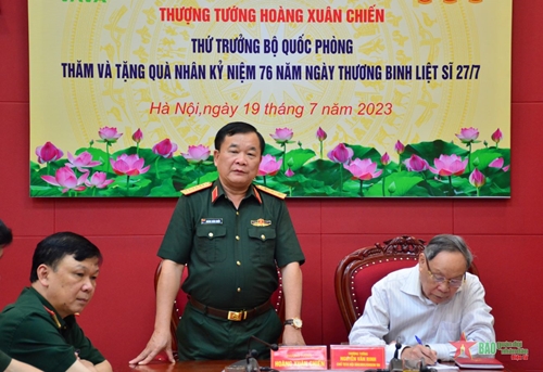 Thượng tướng Hoàng Xuân Chiến thăm, tặng quà Hội Nạn nhân chất độc da cam/dioxin Việt Nam