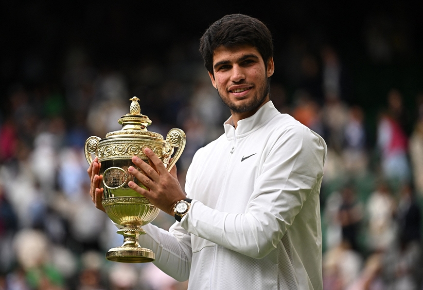 Carlos Alcaraz ăn mừng cùng danh hiệu vô địch đơn nam Wimbledon 2023. Ảnh: AP 