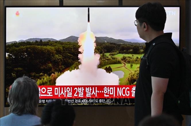 Người dân theo dõi qua truyền hình Hàn Quốc tại Seoul về vụ phóng thử tên lửa của Triều Tiên, ngày 19-7.
