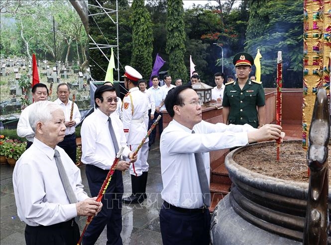 Chủ tịch nước Võ Văn Thưởng cùng các đồng chí lãnh đạo, nguyên lãnh đạo Đảng, Nhà nước dâng hương tại Nghĩa trang Hàng Dương. 