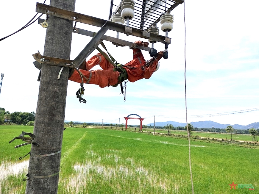 Công nhân Công ty Điện lực Hà Tĩnh sửa chữa hệ thống điện. 