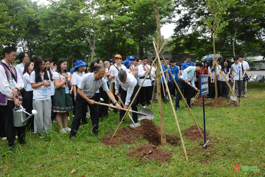  Lãnh đạo Ủy ban Nhà nước về người Việt Nam ở nước ngoài và TP Hà Nội tham gia lễ trồng cây. 