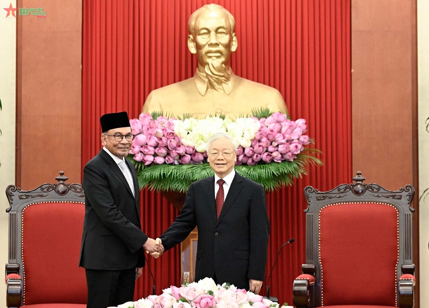  Tổng Bí thư Nguyễn Phú Trọng và Thủ tướng Malaysia Anwar Ibrahim. Ảnh: VIỆT TRUNG