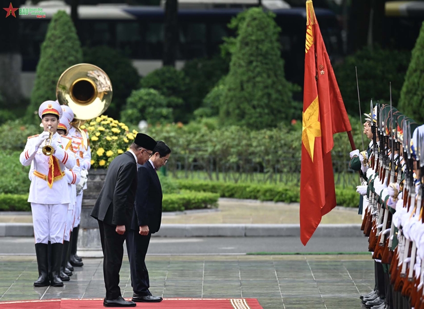 Thủ tướng Phạm Minh Chính chủ trì lễ đón Thủ tướng Malaysia Anwar Ibrahim. Ảnh: VIỆT TRUNG