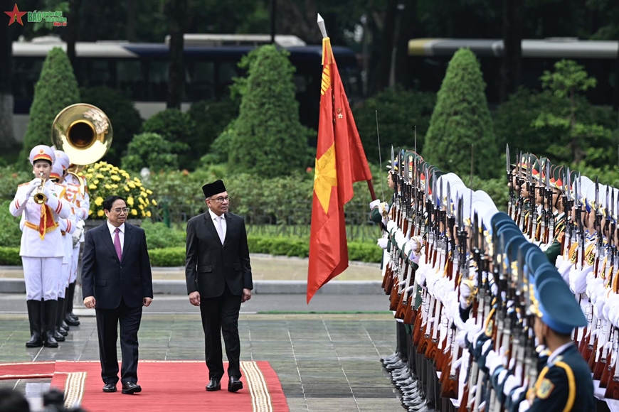Thủ tướng Phạm Minh Chính và Thủ tướng Malaysia Anwar Ibrahim duyệt Đội danh dự Quân đội nhân dân Việt Nam. Ảnh: VIỆT TRUNG.