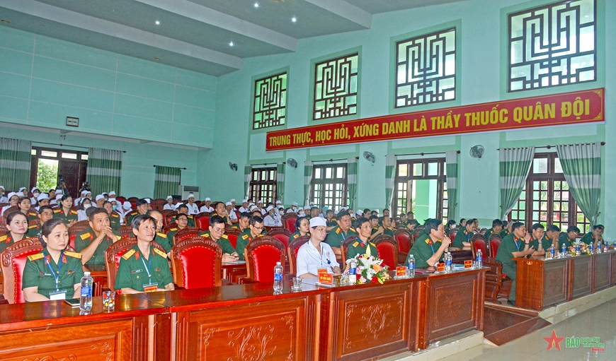 Đại biểu và các điều dưỡng dự khai mạc.