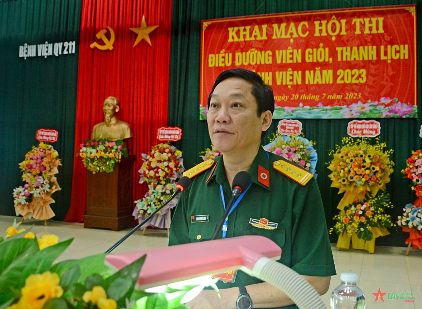 Đại tá Trần Vương Linh, Phó bí thư Đảng ủy, Giám đốc Bệnh viện Quân y 211 phát biểu.