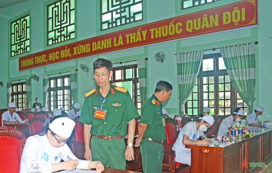 Các điều dưỡng thi kiến thức. 