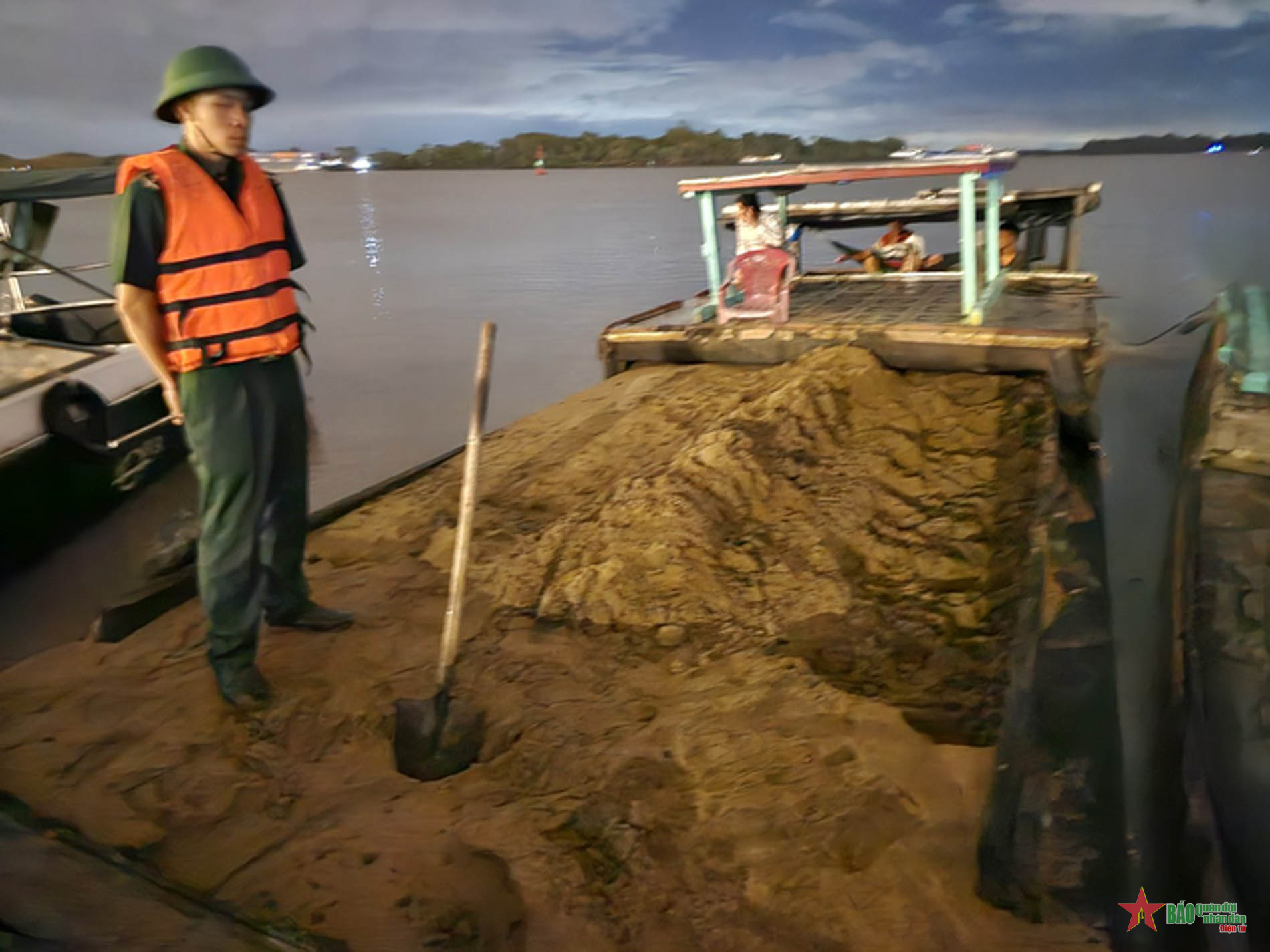 Bắt giữ 2 đối tượng, 2 ghe khai thác cát trái phép trên sông Đồng Nai