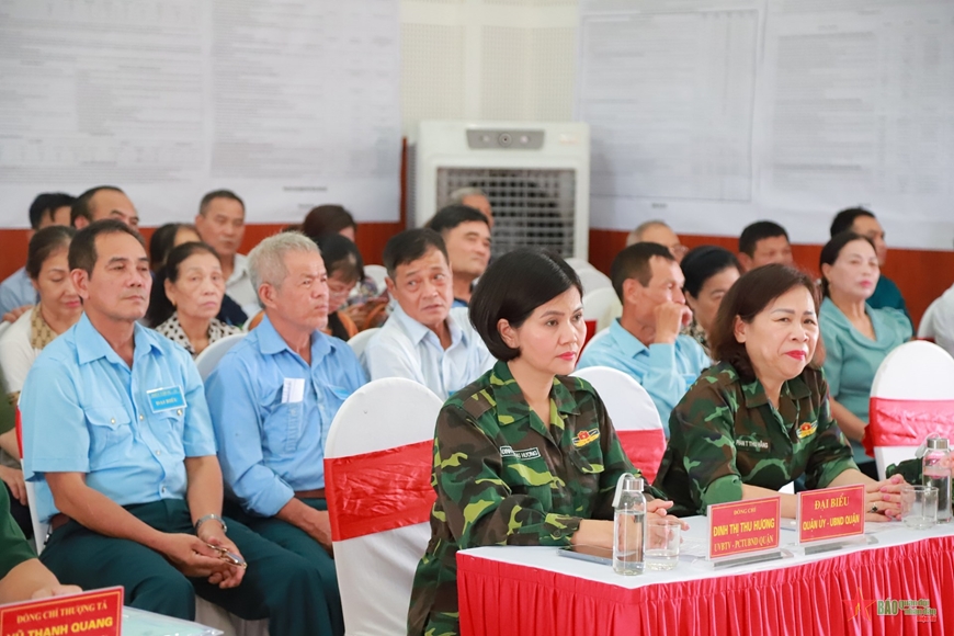  Các đại biểu tham gia nội dung diễn tập vận hành cơ chế tại Trung tâm văn hóa phường Phúc Lợi, quận Long Biên. Ảnh: Phạm Linh