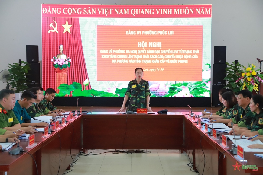 Các đại biểu tham gia nội dung diễn tập vận hành cơ chế tại Trung tâm văn hóa phường Phúc Lợi, quận Long Biên. Ảnh: Phạm Linh