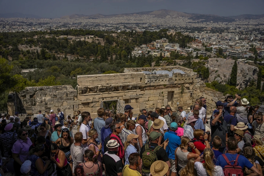 Khách du lịch ở thành cổ Acropolis (Athens, Hy Lạp). Ảnh: AP 