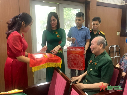 Phường Ngọc Thụy, quận Long Biên, TP Hà Nội: Trao gần 200 suất quà tặng người có công và thân nhân liệt sỹ