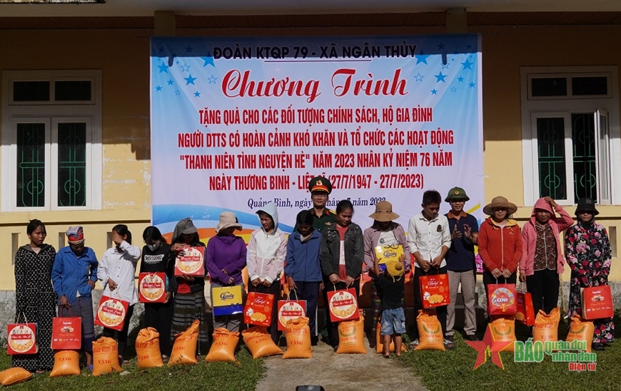 Thượng tá Nguyễn Thành Chung trao quà tặng các gia đình đồng bào dân tộc thiểu số có hoàn cảnh đặc biệt khó khăn ở bản Khe Sung, xã Ngân Thủy. Ảnh NGỌC HẢI