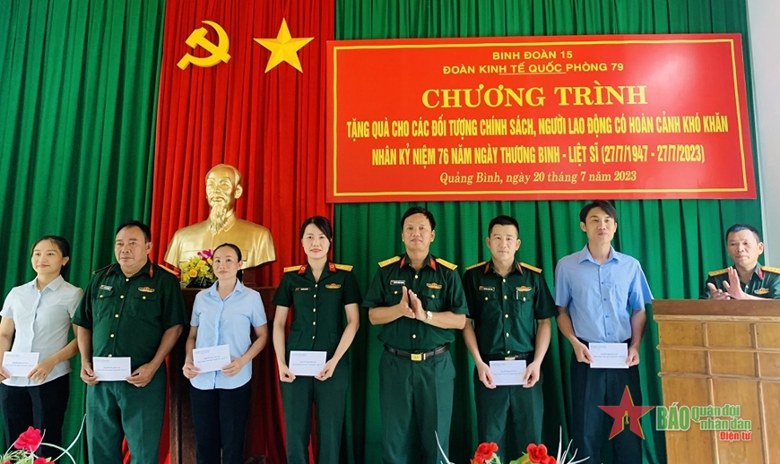 Thượng tá Nguyễn Thành Chung trao quà tặng quân nhân, người lao động đang công tác tại Đoàn Kinh tế-Quốc phòng 79. Ảnh NGỌC HẢI