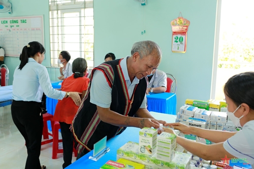 Công ty 715 (Binh đoàn 15) khám bệnh, phát thuốc cho đối tượng chính sách tại các xã biên giới tỉnh Gia Lai