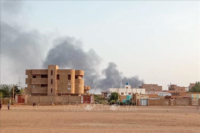 Khói bốc lên sau các cuộc giao tranh tại Khartoum Bahri, Sudan, ngày 14-7-2023.  