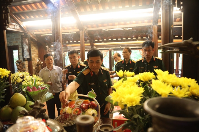 Với tấm lòng biết ơn sâu sắc, Đại tướng Phan Văn Giang và các đại biểu đã thành kính dâng hương, tưởng nhớ công lao to lớn của Đại tướng Nguyễn Chí Thanh.