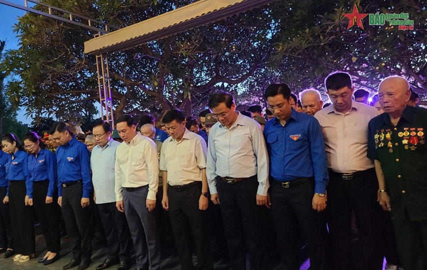 Các đại biểu dâng hoa, dân hương, dành phút mặc niệm tưởng nhớ các Anh hùng liệt sĩ.
