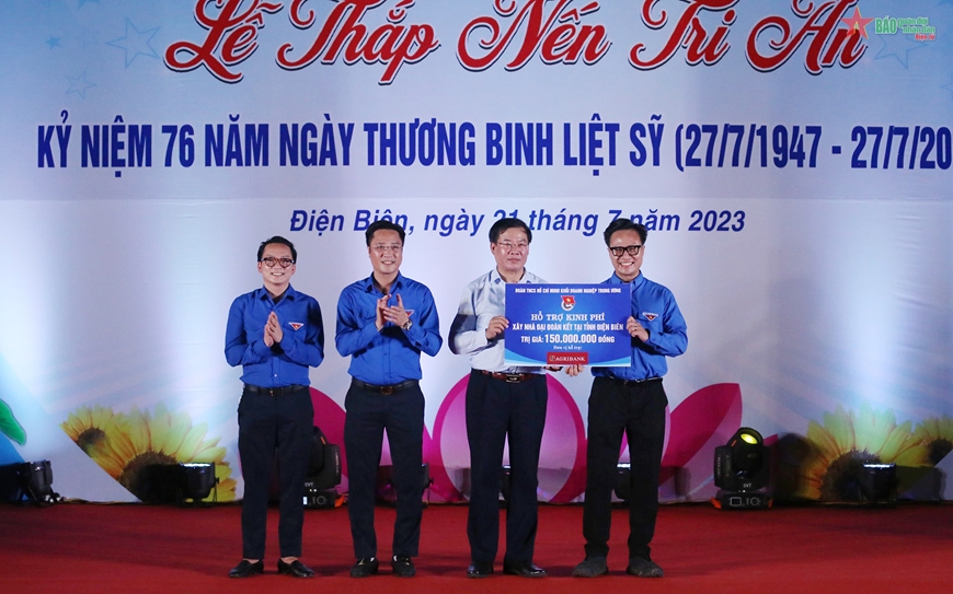 Bàn giao tiền quyên góp từ các đơn vị tài trợ, nhà hảo tâm để hỗ trợ xây dựng nhà đại đoàn kết cho đồng bào các dân tộc tỉnh Điện Biên.