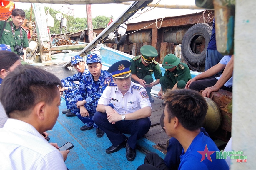 Vùng Cảnh sát biển 1 bàn giao tàu cá cho các cơ quan chức năng tỉnh Thanh Hóa. Ảnh: Mạnh Thường 