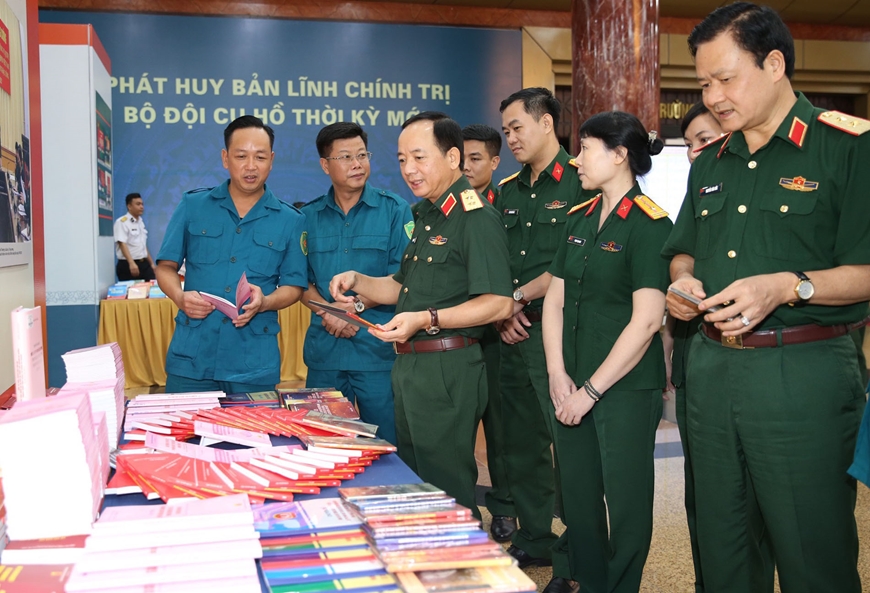 Trung tướng Trịnh Văn Quyết, Ủy viên Trung ương Đảng, Phó chủ nhiệm Tổng cục Chính trị Quân đội nhân dân Việt Nam và các đại biểu tham quan gian trưng bày, giới thiệu tài liệu tham khảo, giảng dạy chính trị của các đơn vị. 
 