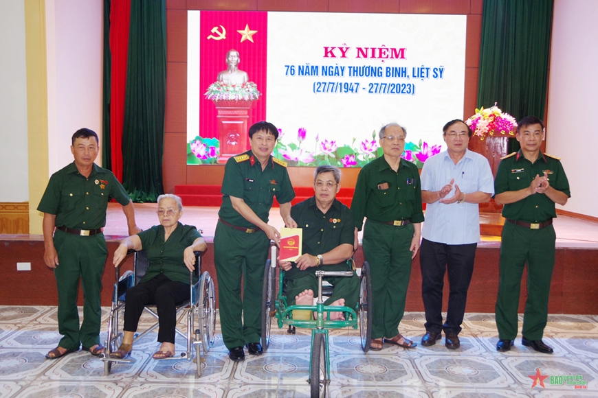 Đại tá Vương Kim Hải - Chính ủy Cục Hậu cần Quân khu 4 tặng quà các đồng chí thương binh.