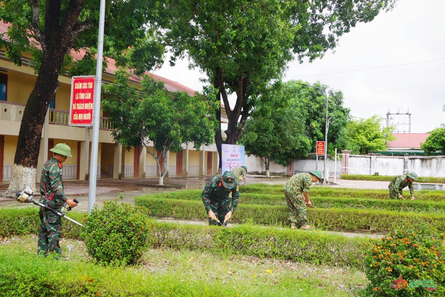 Tiến hành cắt cỏ ở Trung tâm Điều dưỡng Thương binh tỉnh Nghệ An. 