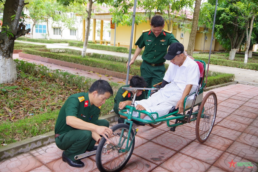  Tiến hành bảo quản, bảo dưỡng, sửa chữa xe lăn cho thương binh. 