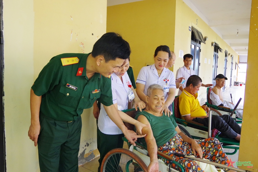 Tẩm quất - xoa bóp trị liệu cho các thương binh. 