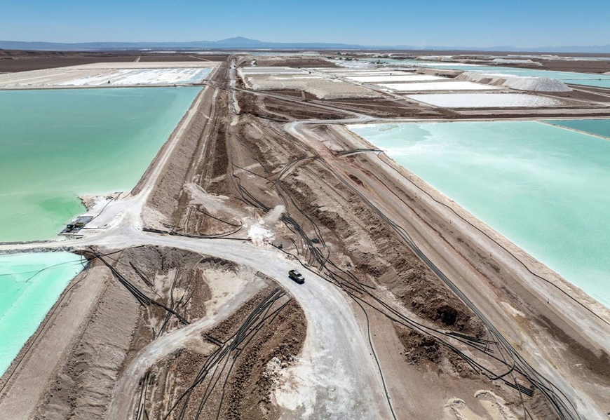 Chile khai thác lithium từ các bể nước muối tại Salar de Atacama. Ảnh: bloomberglinea.com 