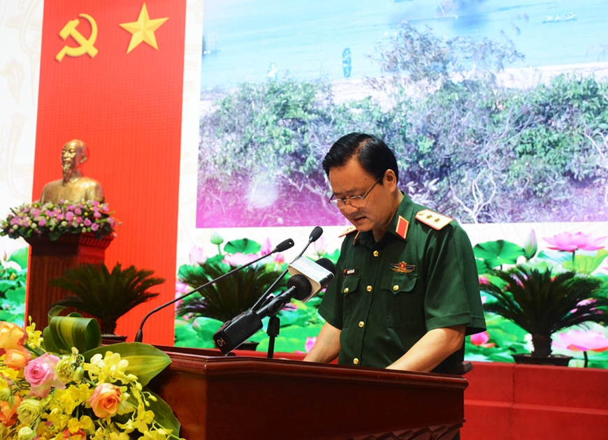  Trung tướng Nguyễn Văn Đức, Cục trưởng Cục Tuyên huấn, Tổng cục Chính trị Quân đội nhân dân Việt Nam trình bày báo cáo tại hội nghị.