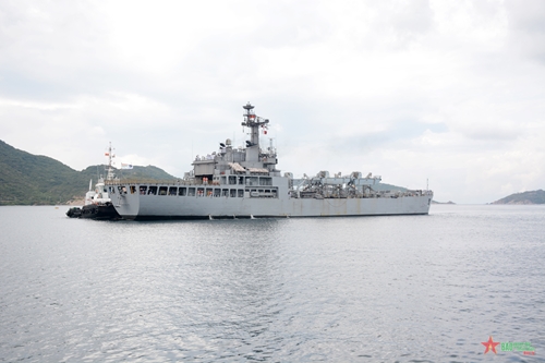 Tàu đổ bộ Airavat của Hải quân Ấn Độ đến Khánh Hòa