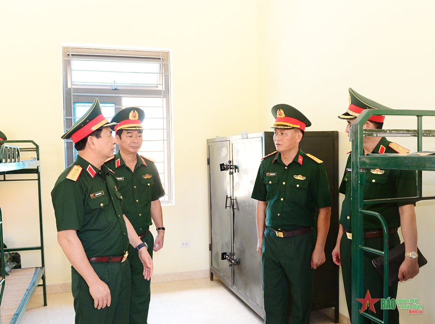  Đại tướng Phan Văn Giang kiểm tra nền nếp chính quy, xây dựng đơn vị ở Trung đoàn 102.