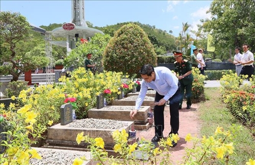 Thủ tướng Phạm Minh Chính viếng nghĩa trang liệt sĩ, thăm gia đình chính sách tại Thừa Thiên Huế và Quảng Trị