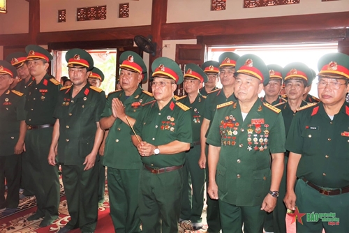 Ban Liên lạc lâm thời cựu chiến binh Mặt trận Vị Xuyên - Hà Tuyên, tỉnh Hà Giang viếng Nghĩa trang Liệt sĩ quốc gia Vị Xuyên
