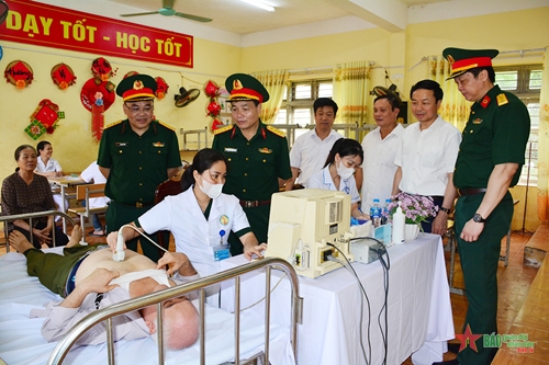 Bệnh viện Bỏng Quốc gia Lê Hữu Trác khám bệnh, trao tặng nhà tình nghĩa tại huyện Phú Lương, tỉnh Thái Nguyên