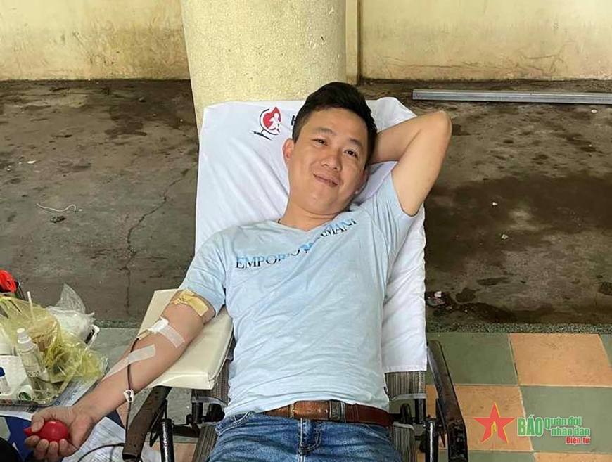 Anh Nguyễn Văn Lộc tham gia hiến máu tình nguyện. 