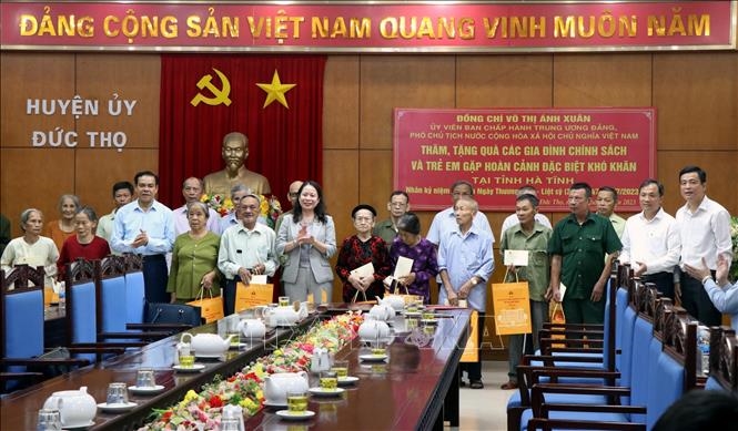 Phó chủ tịch nước Võ Thị Ánh Xuân tặng quà gia đình chính sách huyện Đức Thọ.