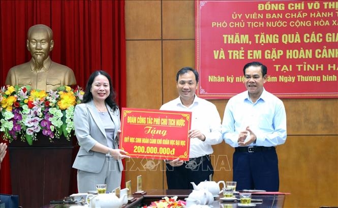 Phó chủ tịch nước Võ Thị Ánh Xuân tặng biểu trưng 200 triệu đồng cho Quỹ khuyến học hỗ trợ học sinh, sinh viên học giỏi tỉnh Hà Tĩnh.