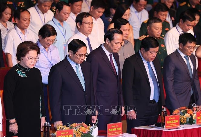 Thủ tướng Phạm Minh Chính và các đại biểu mặc niệm tưởng nhớ các Anh hùng Liệt sĩ.