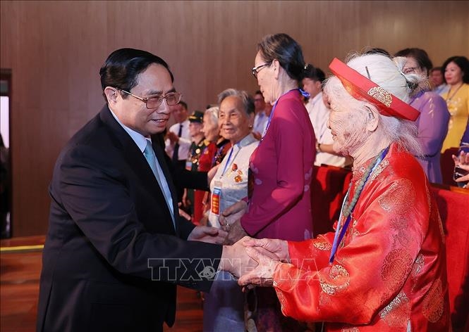 Thủ tướng Phạm Minh Chính thăm hỏi các Bà mẹ Việt Nam anh hùng tham dự Hội nghị biểu dương người có công với cách mạng tiêu biểu toàn quốc năm 2023.